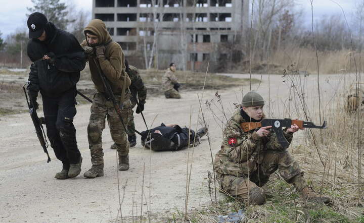 Young Ukrainian civilians receive military and first aid training in Western Ukraine / autor: PAP/EPA/MYKOLA TYS