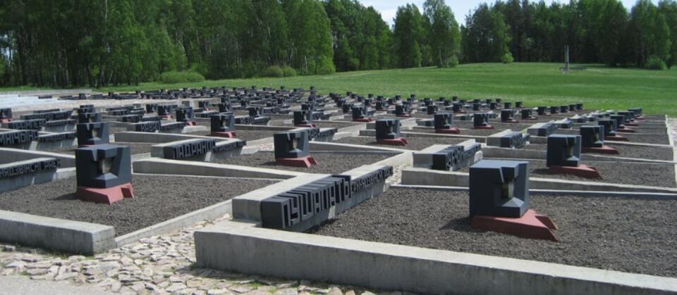 Chatyń – symboliczne groby spalonych wsi na Białorusi, których mieszkańcy zostali zamordowani w podobny sposób jak w Chatyniu / autor:  	Veenix/commons.wikimedia.org