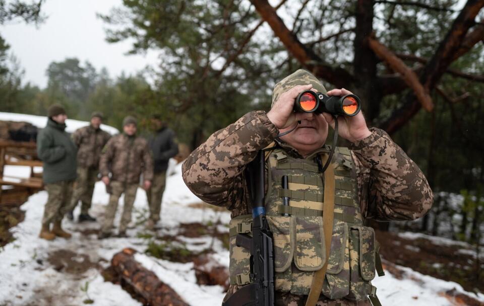 Zdjęcie ilustracyjne/ Siły Zbrojne Ukrainy na pozycji w obwodzie żytomierskim, w pobliżu granicy z Białorusią / autor: PAP/Viacheslav Ratynskyi