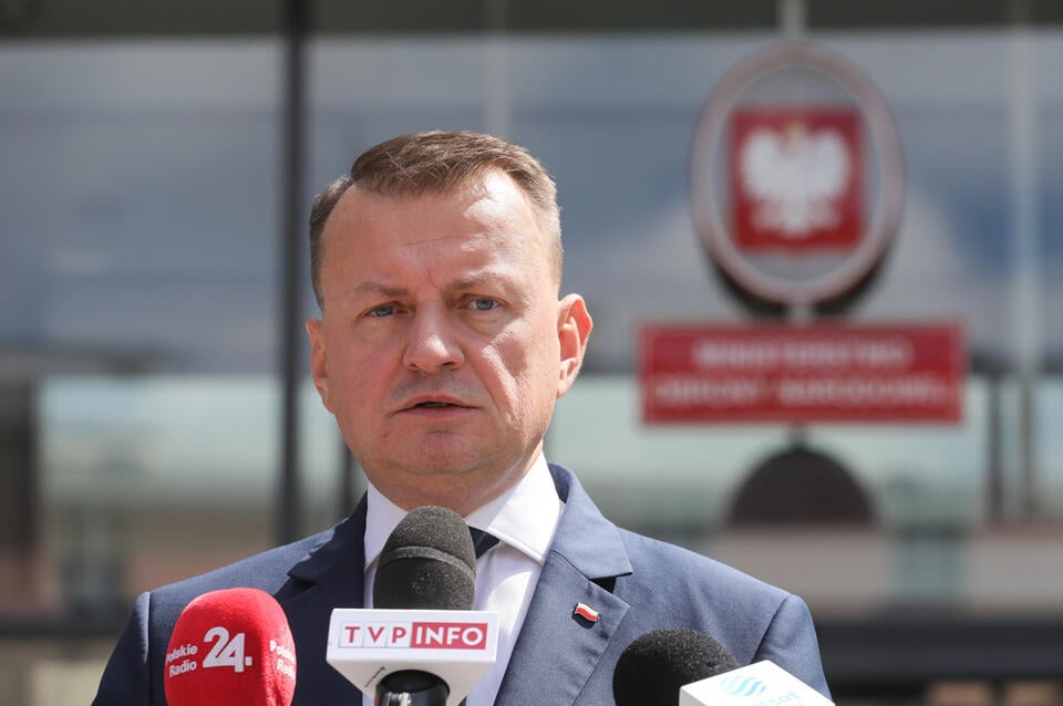 Wicepremier, minister obrony narodowej Mariusz Błaszczak podczas konferencji prasowej przed siedzibą MON w Warszawie. / autor: PAP/Paweł Supernak