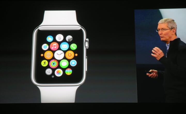 Tim Cook, szef Apple prezentuje możliwości inteligentnego zegarka fot. PAP / EPA KAY NIETFELD 