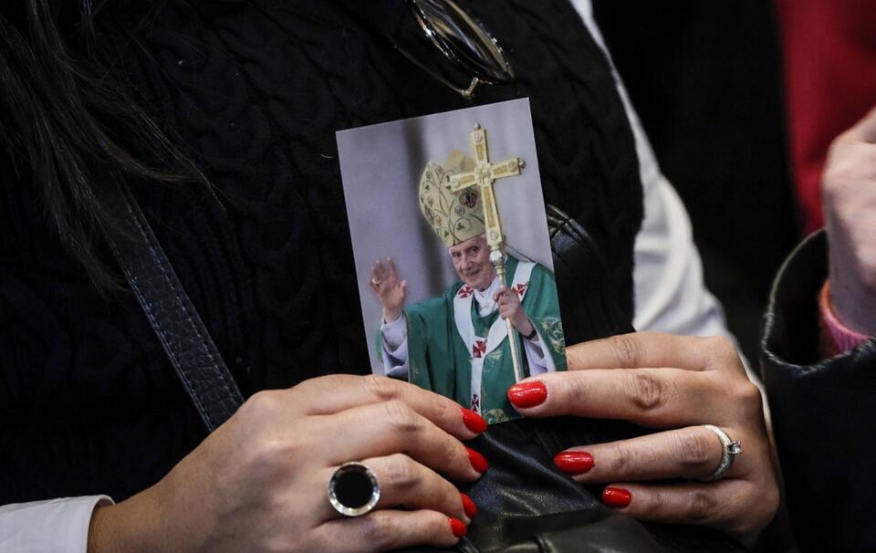 Jedna z osób, które przyszły do Bazyliki Świętego Piotra, aby pożegnać Benedykta XVI / autor: PAP/EPA/GIUSEPPE LAMI