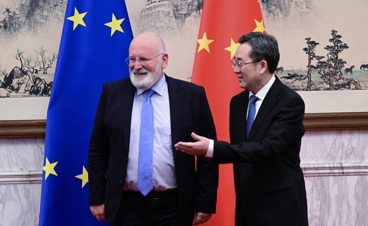 Wiceprzewodniczący wykonawczy Komisji Europejskiej Frans Timmermans przemawia podczas spotkania z wicepremierem Chin Ding Xuexiangiem w Diaoyutai State Guesthouse w Pekinie, Chiny / autor: PAP