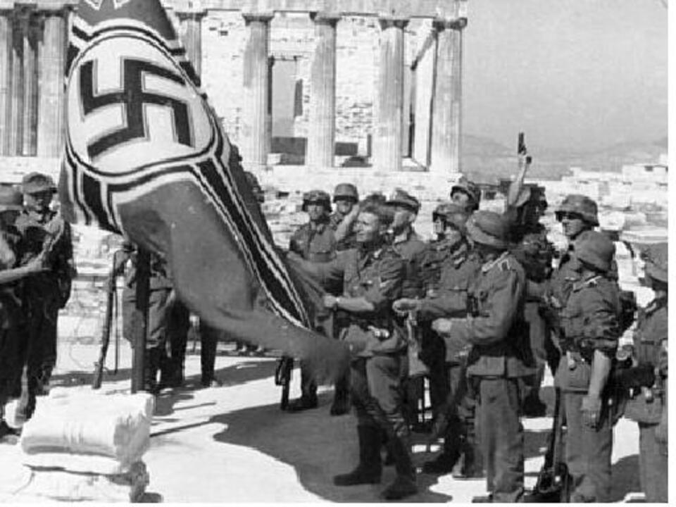 Wikipedia: Niemcy wciągają swoją flagę państwową na zdobyty Akropol