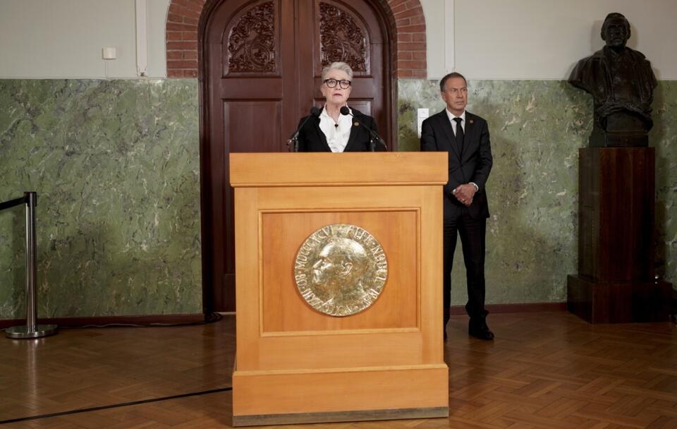 Przewodnicząca Norweskiego Komitetu Noblowskiego Berit Reiss-Andersen ogłaszająca laureatów Pokojowej Nagrody Nobla / autor: PAP/EPA/HEIKO JUNGE