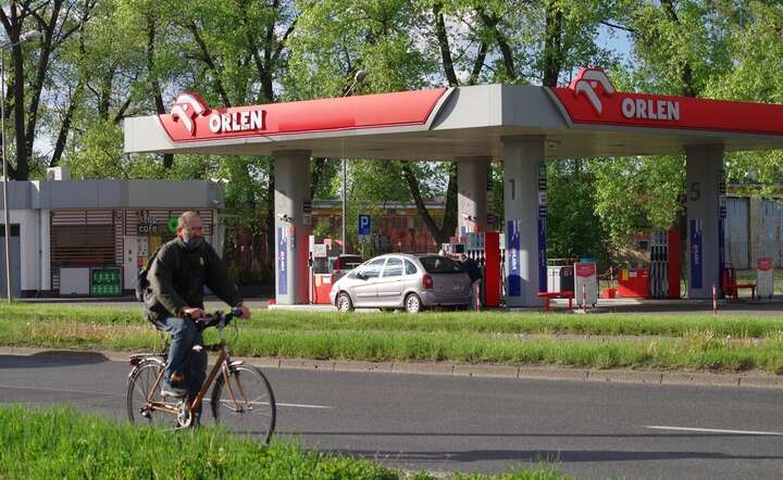 W czwartek resort energii określi maksymalny poziom cen paliw na stacjach na okres 1-4 maja / autor: Fratria / KK
