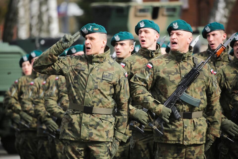 Żołnierze podczas uroczystej przysięgi wojskowej żołnierzy Dobrowolnej Zasadniczej Służby Wojskowej i Wojsk Obrony Terytorialnej. / autor: PAP/Tomasz Waszczuk