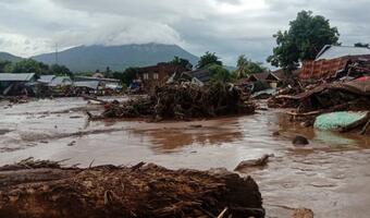 Indonezja: Liczba ofiar śmiertelnych powodzi wzrosła do 155