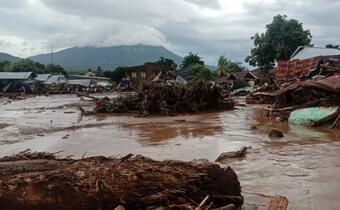 Indonezja: Liczba ofiar śmiertelnych powodzi wzrosła do 155