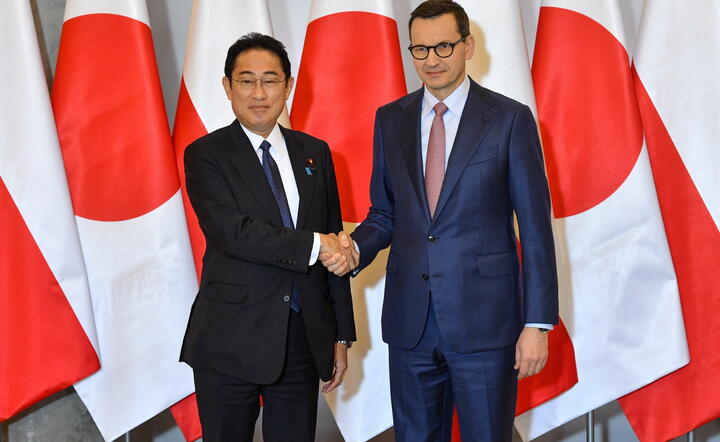  Premier Mateusz Morawiecki (P) i premier Japonii Fumio Kishida (L) / autor: PAP/Radek Pietruszka