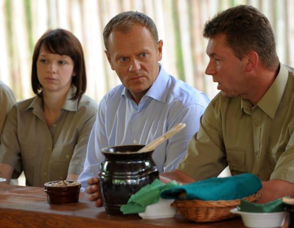 remier Tusk i nadleśniczy Nadleśnictwa Cisna Grzegorz Łukacijewski podczas spotkania z leśnikami w miejscowości Smerek w Bieszczadach na Podkarpaciu, 17 lipca. Fot. PAP/Darek Delmanowicz