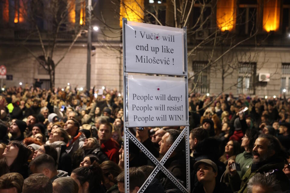 Zwolennicy opozycji podnoszą transparent z napisem: „Vucic skończy jak Miloszevic, ludzie zaprzeczą!, ludzie będą się opierać!, ludzie WYGRAJĄ!”. przed budynkiem Serbskiej Komisji Wyborczej w Belgradzie / autor: PAP/EPA/ANDREJ CUKIC