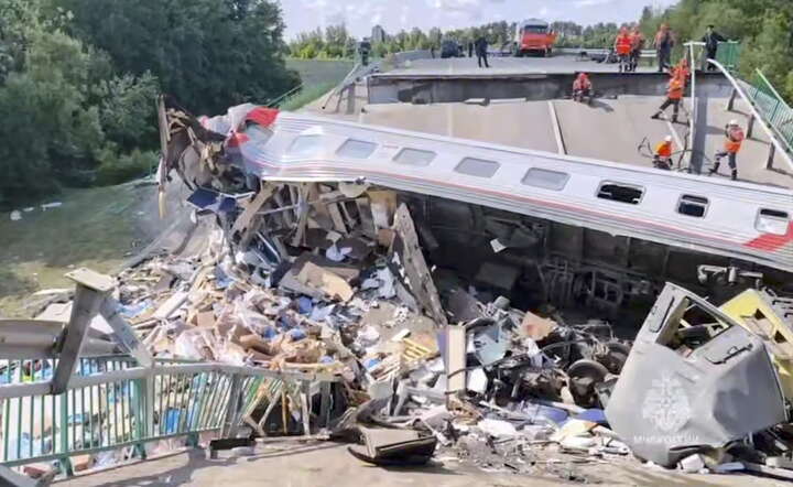 Most drogowy zwalił się na przejeżdżający pociąg pasażerski w obwodzie brianskim, zgineło 6 osób, 62 zostały ranne / autor: PAP/EPA/RUSSIAN EMERGENCIES MINISTRY