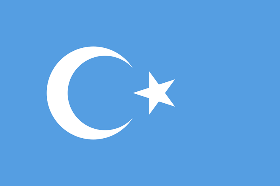 Turkistan / autor: By User:Tarkan - Image:Flag of Xinjiang Uyghur.png, https://commons.wikimedia.org/w/index.php?curid=7797823