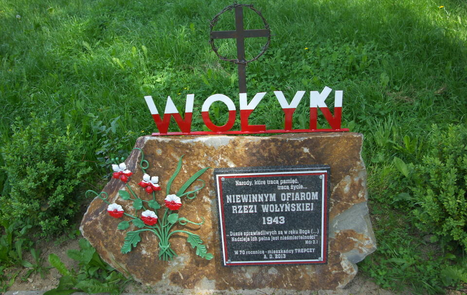 Kamień pamiątkowy w Trepczy w hołdzie Niewinnym ofiarom rzezi wołyńskiej 1943 / autor: wikimedia.commons: Lowdown/https://creativecommons.org/licenses/by-sa/4.0/