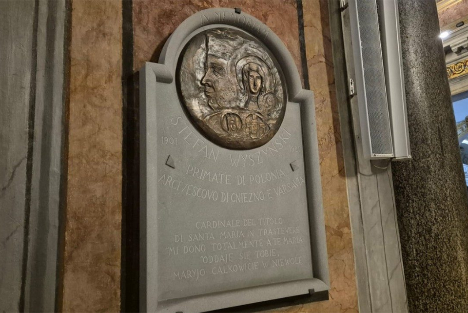Tablica pamiątkowa w bazylice Matki Bożej na Zatybrzu / autor: vaticannews.va
