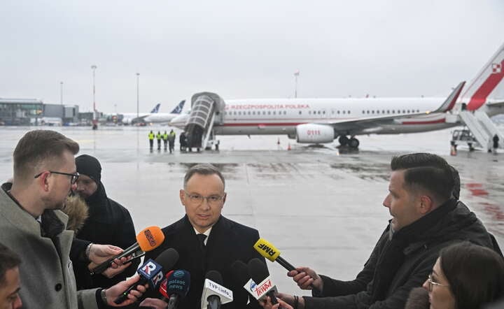 Prezydent Rzeczypospolitej Polskiej Andrzej Duda (C) podczas wypowiedzi dla mediów na lotnisku Okęcie w Warszawie / autor: PAP/Radek Pietruszka