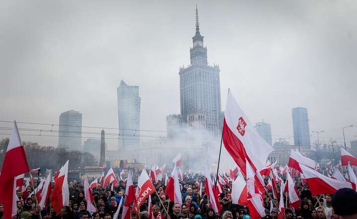 O godzinie 14.00 z ronda Dmowskiego ruszy Marsz Niepodległości. NZ. edycja MN w 2018 r. / autor: Fratria / JS