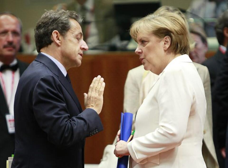 Prezydent Francji Nicolas Sarkozy w rozmowie z kanclerz Niemiec Angelą Merkel. Fot. PAP/EPA