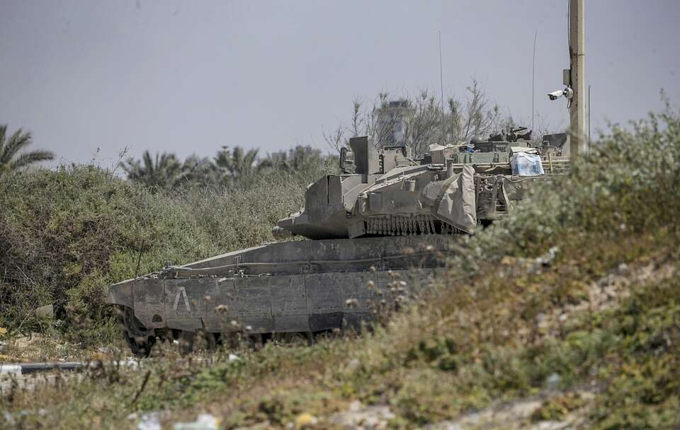 Izraelski czołg blokuje drogę / autor: PAP/EPA/MOHAMMED SABER