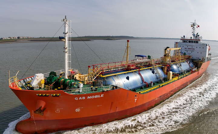 Gazowiec z ładunkiem paliwa u wybrzeży Holandii, 20 marca 2026 / autor: PAP/EPA/OLIVIER HOSLET