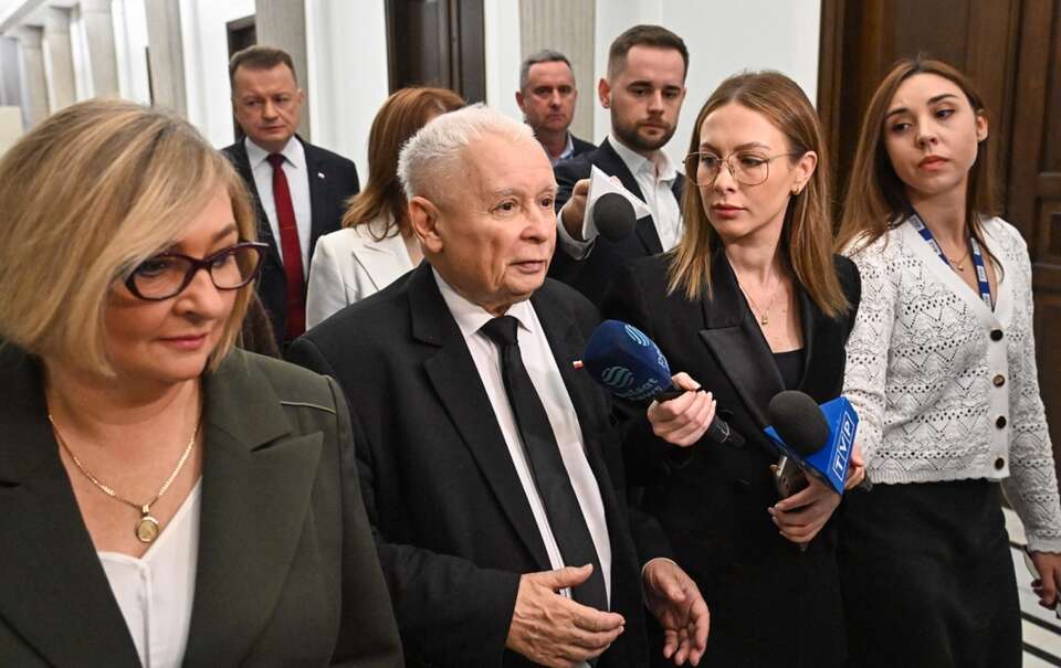 Prezes PiS rozmawia z dziennikarzami / autor: PAP/Radek Pietruszka