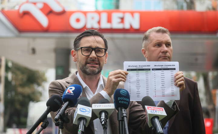  Europoseł Daniel Obajtek podczas konferencji prasowej na jednej ze stacji benzynowych w Warszawie / autor: PAP
