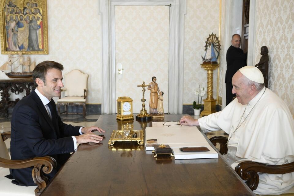 Prezydent Francji i papież Franciszek / autor: PAP/EPA