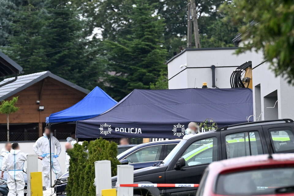 Działania służb na posesji w Lutoryżu, 12 bm. Właściciele działki, którzy prowadzili remont swego domu, natrafili w ziemi na ludzkie szczątki. Na działce znaleziono tam szczątki ok. 30 płodów / autor: PAP/Darek Delmanowicz