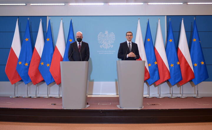 Premier RP Mateusz Morawiecki (P) i Przewodniczący Rady Europejskiej Charles Michel (L) / autor: PAP/Marcin Obara