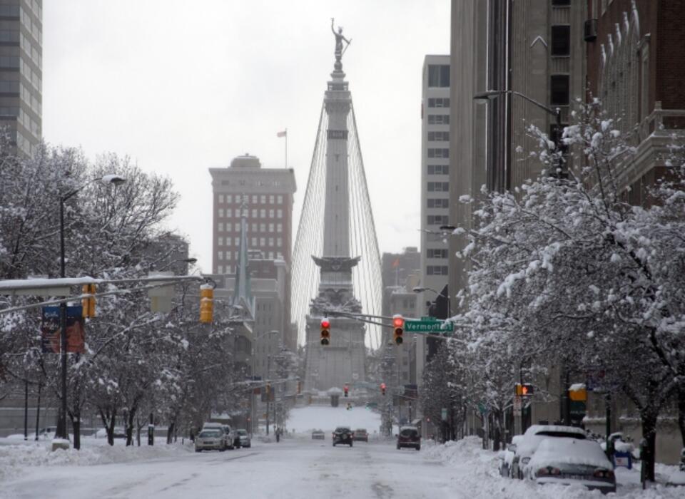 Żaśnieżona ulica Indianapolis. Fot. PAP / EPA