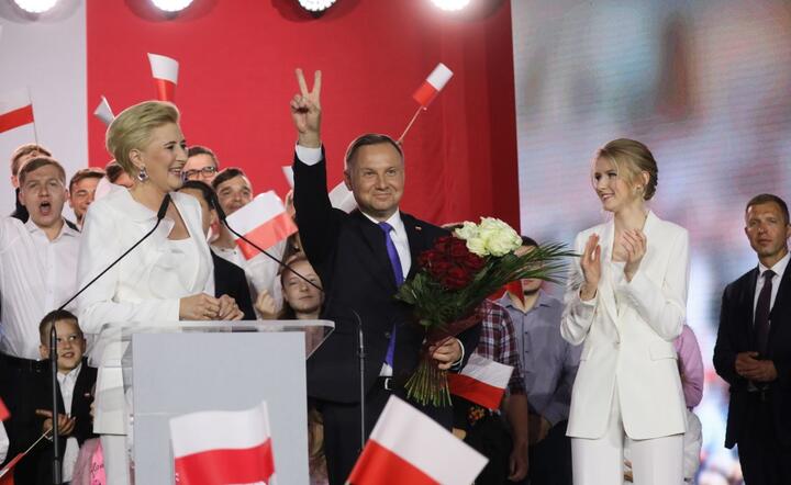  Wybory prezydenckie 2020 - II tura. Ubiegający się o reelekcję prezydent Andrzej Duda (C) wraz z małżonką Agatą Kornhauser-Dudą (C-L) i córką Kingą (C-P / autor: PAP/Leszek Szymański