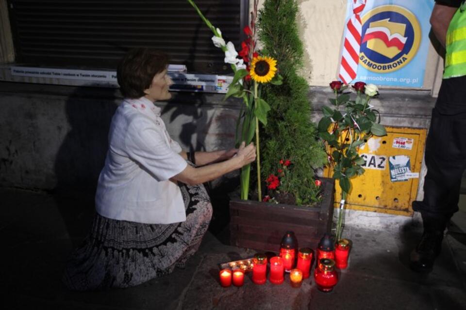 Znicze i kwiaty przed siedzibą Samoobronhy w Warszawie, gdzie powiesił się Andrzej Lepper. Fot. PAP/Tomasz Gzell
