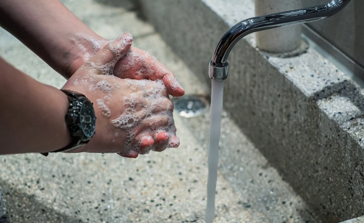 Częste mycie rąk jest zalecane w czasie pandemii koronawirusa  / autor: Pixabay