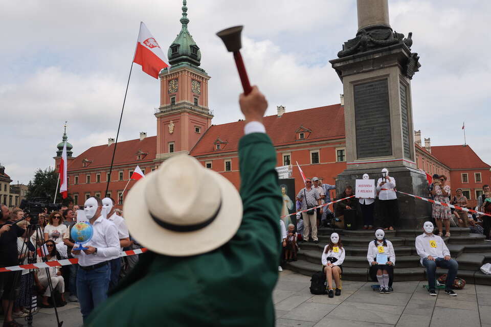 Uczestnicy protestu którego organizatorem jest Stowarzyszenie Katechetów Świeckich, na placu Zamkowym w Warszawie / autor: PAP/Albert Zawada