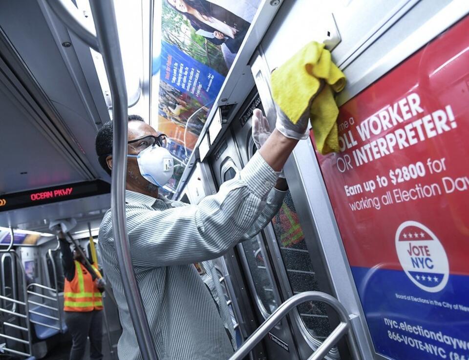 Pracownicy nowojorskiego metra dezynfekują wnętrze wagonu / autor: Marc A. Hermann/MTA New York City Transit/CC Flickr