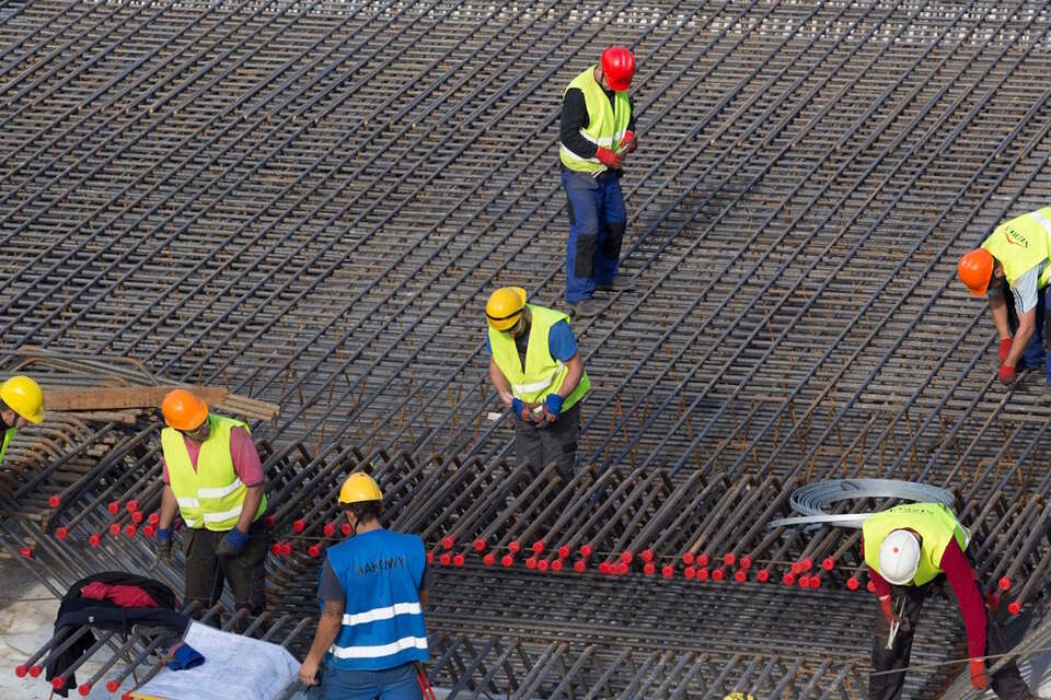 Robotnicy na budowie (zdjęcie poglądowe) / autor: Fratria