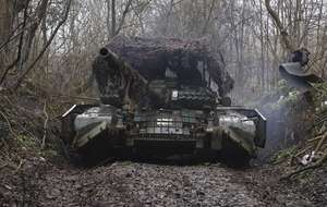 Zdjęcie udostępnione przez biuro prasowe 65. Samodzielnej Brygady Zmechanizowanej Sił Zbrojnych Ukrainy przedstawia żołnierzy brygady przygotowujących czołg T-72 do służby bojowej na linii frontu / autor: PAP/EPA/PRESS SERVICE OF THE 65TH MECHANIZED BRIGADE / HANDOUT