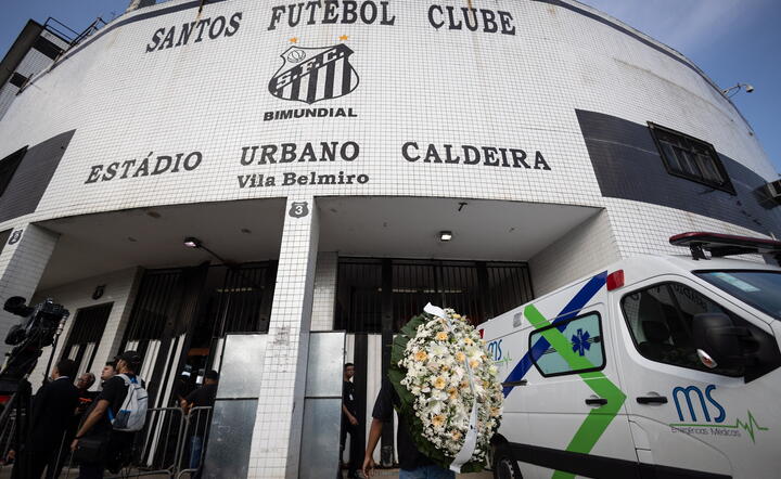 Na stadionie Santos FC rozpoczęło się czuwanie przy trumnie Pelego / autor: PAP/EPA/Isaac Fontana