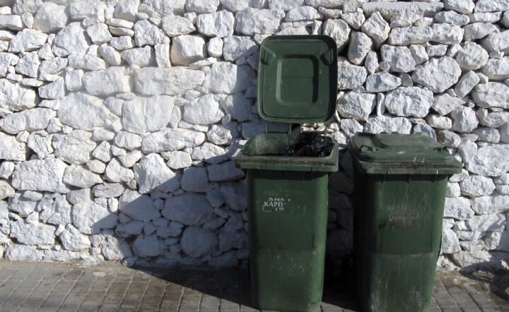 Od kwietnia do października zmieszane odpady komunalne mają być odbierane nie rzadziej niż raz na tydzień z budynków wielolokalowych i nie rzadziej niż raz na dwa tygodnie z domów jednorodzinnych, www.freeimages.com/mingret