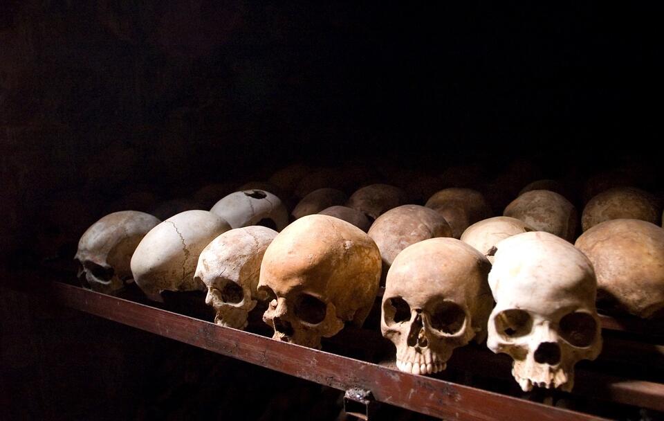Ludzkie czaszki w Miejscu Pamięci Ludobójstwa Nyamaty / autor: wikimedia commons/Inisheer/CC BY-SA 3.0