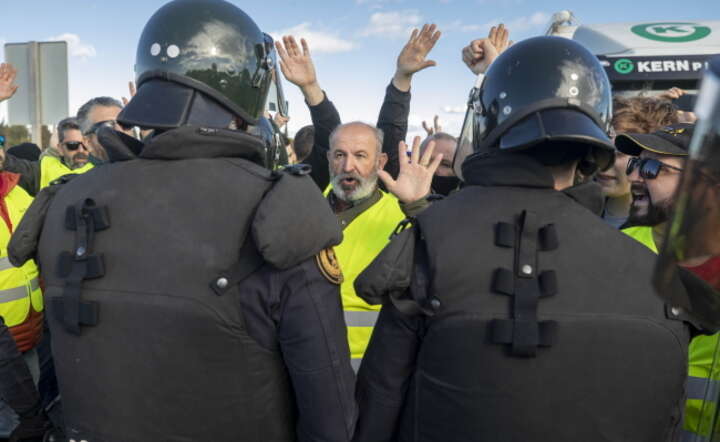 Policja hiszpańska spycha protestujących z blokowanej autostrady w prowincji Murcja / autor: PAP/EPA/MARCIAL GUILLEN 