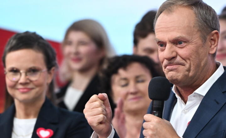 Przewodniczący Platformy Obywatelskiej Donald Tusk (P) i szefowa sztabu wyborczego KO Wioletta Paprocka-Ślusarska (L) w sztabie wyborczym KO  / autor: PAP/Radek Pietruszka