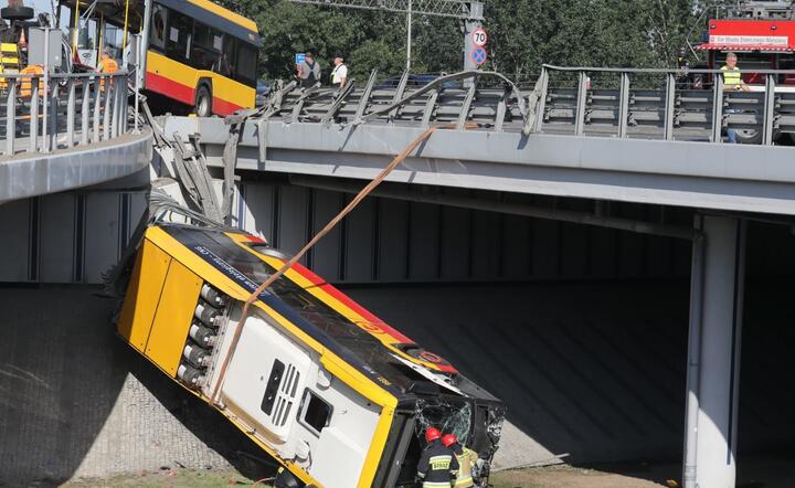 Służby pracują na miejscu wypadku autobusu miejskiego w Warszawie / autor: PAP/Paweł Supernak