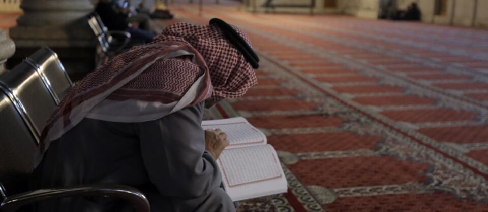 Modlący się muzułmanin / autor: PAP/EPA