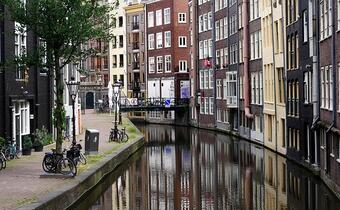 Amsterdam przymyka drzwi turystom. Przez pijaków i ćpunów