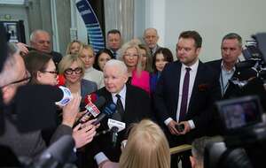 Prezes PiS Jarosław Kaczyński odpowiada na pytania dziennikarzy na korytarzu sejmowym / autor: PAP/Rafał Guz