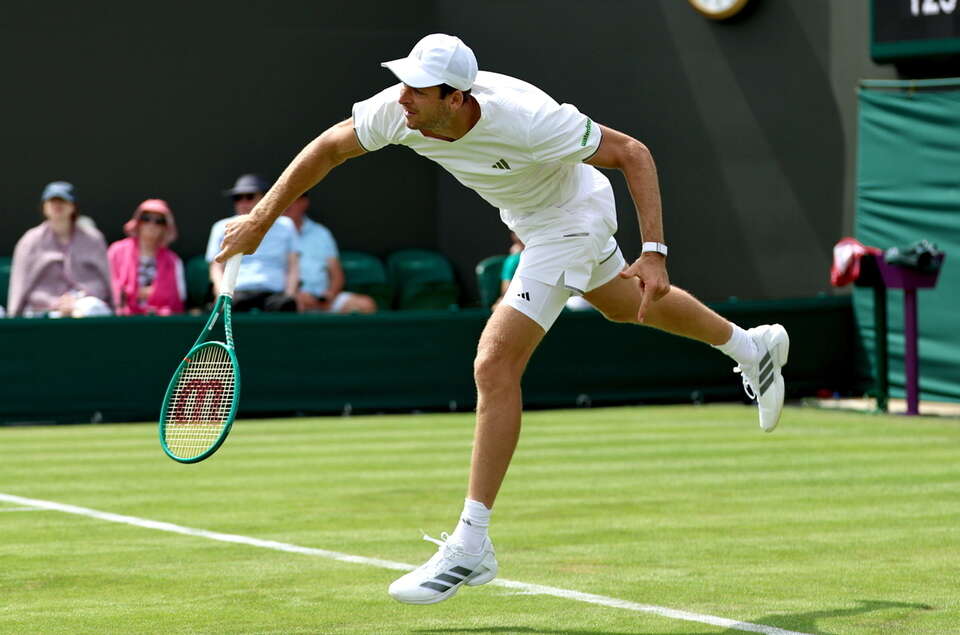 Huber Hurkacz serwuje podczas meczu na Wimbledonie / autor: PAP/EPA