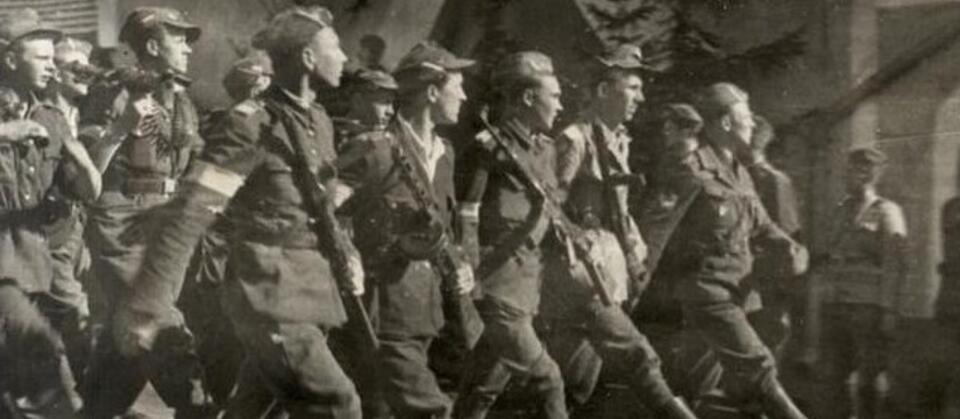 Żołnierze oddziału podczas parady w 1945 r. / autor: commons.wikimedia.org