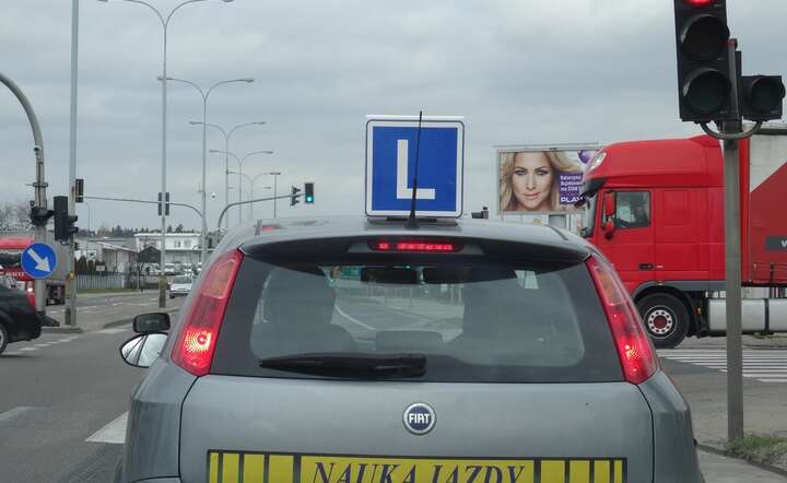 Ministerstwo Infrastruktury zapowiada, że podstawą do egzaminu praktycznego z jazdy będzie sprawdzian w ruchu ulicznym / autor: Fratria
